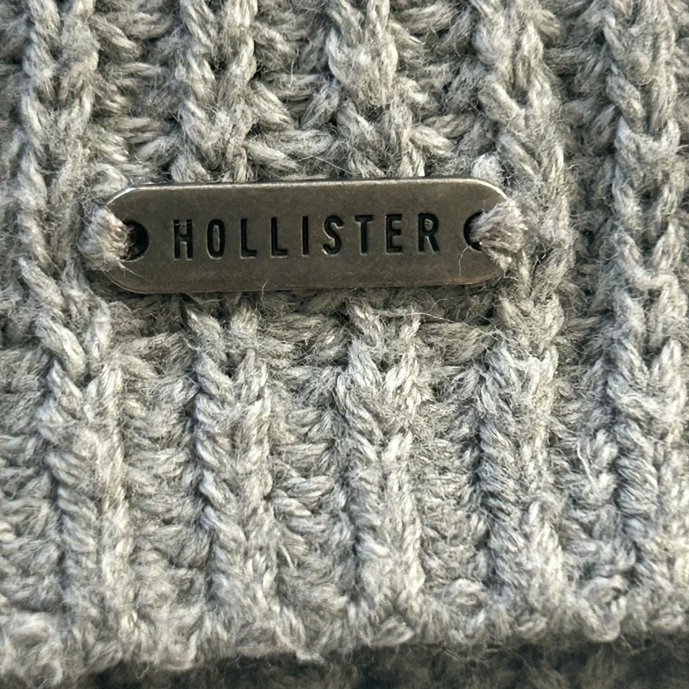 Hollister XS grey cropped knit sweater. Slouchy cut, dropped shoulder. Very nice